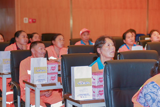 力挺公益！我院携手总工会15分钟之家 爱心献给“城市美容师”(图4)